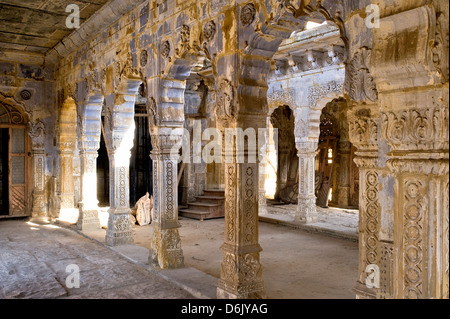 Morvi Temple (le Secrétariat) d'un bâtiment administratif avec un temple hindou du centre, Morvi, Gujarat, Inde Banque D'Images