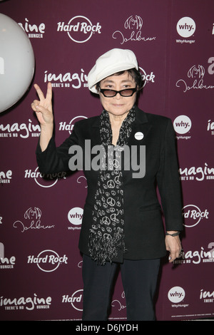 Yoko Ono Yoko Ono assiste au lancement de la "Imagine qu'il y a pas de campagne de la faim" au Hard Rock Café de Times Square New York Banque D'Images