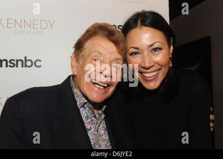 Jerry Stiller, Ann Curry Chris Matthews de MSNBC's 'hôte' intransigeante assiste à la fête de lancement de son nouveau livre 'Jack Kennedy : elusive Hero', tenue à l'hôtel Gramercy Park Hotel New York City, USA - 01.11.11, C Banque D'Images