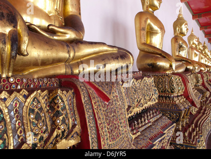 Le cloître extérieur contenant 400 images de Bouddha, Wat Phra Chetuphon (Wat Po), Bangkok, Thaïlande, Asie du Sud-Est Banque D'Images