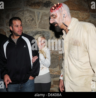 Julie Dorenbos, Jon Dorenbos athlètes sur les Philadelphia Eagles visiter au Pénitentiaire de l'état de l'est maison hantée pour l'Halloween Banque D'Images