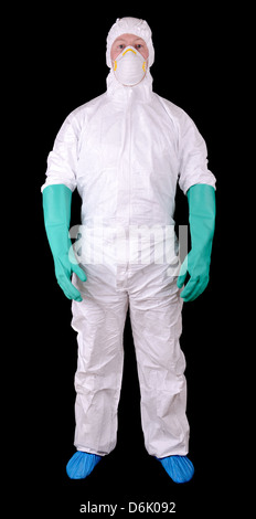 L'homme en costume hazmat protection complet isolé sur un fond noir Banque D'Images