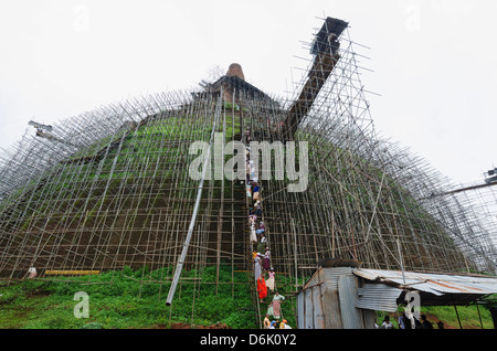 Les travailleurs et les échafaudages sur l'Abhayagiri Dagoba, Anuradhapura, UNESCO World Heritage Site, Sri Lanka, Asie Banque D'Images
