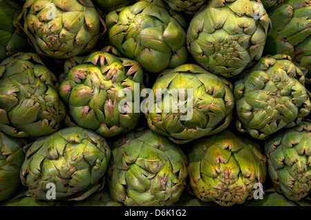 Artichauts sur le marché empilées, Espagne, Malaga. Banque D'Images