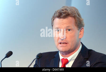 Pdg de la plus grande entreprise d'impression et d'édition européenne Gruner +Jahr, Bernd Buchholz, parle lors d'un point de presse sur les résultats annuels dans Hambourg. Buchholz a présenté les données annuelles de 2011. Photo : Marcus Brandt Banque D'Images