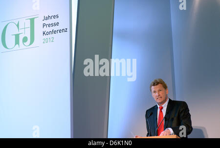 Pdg de la plus grande entreprise d'impression et d'édition européenne Gruner +Jahr, Bernd Buchholz, parle lors d'un point de presse sur les résultats annuels dans Hambourg. Buchholz a présenté les données annuelles de 2011. Photo : Marcus Brandt Banque D'Images