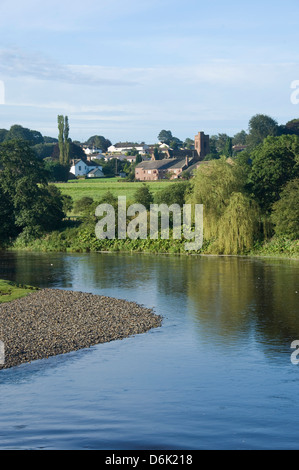 Vue sur la rivière Eden à Lazonby village, Eden Valley, Cumbria, Angleterre, Royaume-Uni, Europe Banque D'Images