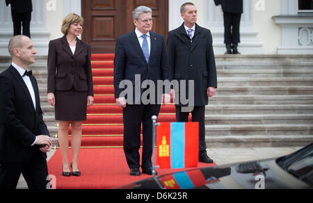 Le Président allemand Joachim Gauck (C) et son partenaire Daniela Schadt (2-L) d'attendre l'arrivée du Président mongol en face du château de Bellevue à Berlin, Allemagne, 29 mars 2012. Le Président mongol est en ce moment sur une visite d'État en Allemagne. Photo : Michael Kappeler Banque D'Images