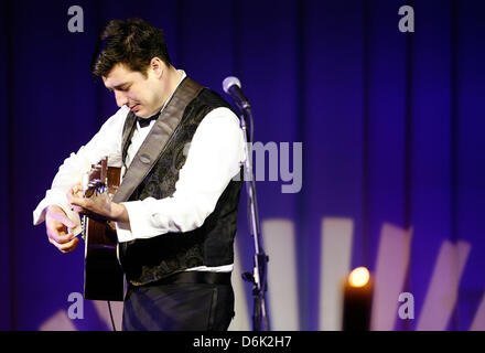 Chanteur du groupe Mumford & Sons, Marcus Mumford effectue au cours d'un dîner d'État, organisé par le président des États-Unis, Barack Obama, pour le premier ministre britannique, David Cameron, à la Maison Blanche le 14 mars 2012 à Washington, DC. Le premier ministre Cameron a été sur une visite de trois jours aux États-Unis et il a eu des entretiens avec le président Obama à l'heure de la journée. .Crédit : Brendan Hoffman / Piscine Banque D'Images