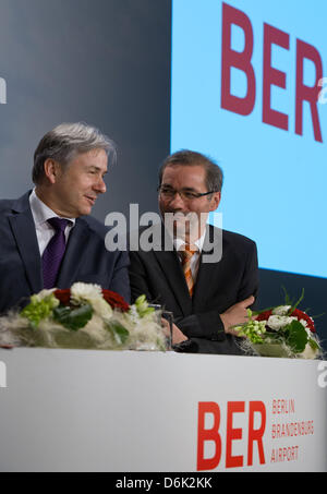 Le maire de Berlin Klaus Wowereit (L) et le Brandebourg Platzeck Matthias de premier plan de se tenir en face d'un portrait de l'ancien Chancelier allemand Willy Brandt lors d'une conférence de presse à Berlin, Allemagne, 30 mars 2012. Les politiciens a présenté la campagne d'ouverture de l'aéroport Berlin Brandenburg (BER), qui est nommé d'après Brandt, qui est décédé en 1992. Photo : Soeren Stache Banque D'Images