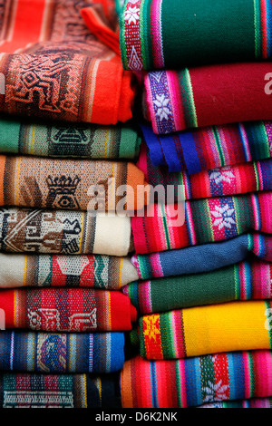 Les tapis faits de laine de lama et d'alpaga au marché de Purmamarca, Quebrada de Humahuaca, Province de Jujuy, Argentine Banque D'Images