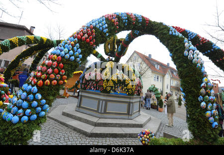 Le bien de Pâques a été entièrement décoré dans Schechingen, Allemagne, 31 mars 2012. Photo : FRANZISKA KRAUFMANN Banque D'Images