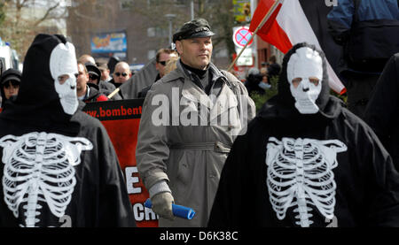 Thomas Wulff, vice-président du NPD-Hamburg (M), participe à une marche de protestation à Luebeck, Allemagne, 31 mars 2012. Dans le même temps, les citoyens et les organisations ont manifesté contre les extrémistes de droite. Photo : Markus Scholz Banque D'Images