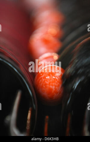 Rouleau d'oeufs sur une courroie de convoyeur à rouleaux dans le colorant colorant oeuf Beham-travaille à Thannhausen, Allemagne, 30 mars 2012. Sa saison à la teinturerie peu avant Pâques. Autour de 180 000 œufs sont bouillis et teint ici tous les jours. Photo : Karl-Josef Opim Banque D'Images