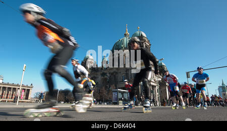 Un inline skater passe de la cathédrale de Berlin au cours de la 32ème Vattenfall semi-marathon de Berlin à Berlin, Allemagne, 01 avril 2012. Plus de 30 000 participants ont pris part à l'21,0975 km longue course. Photo : SEBASTIAN KAHNERT Banque D'Images