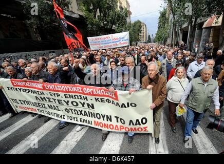 Athènes, Grèce. 19 avril 2013. Les retraités crier des slogans lors d'une marche de protestation à Athènes. Environ 2 000 retraités ont défilé à la Villa Maximos, la résidence officielle du Premier Ministre de la Grèce pour protester contre les réductions des pensions à la hausse des impôts. Photo : Giorgos Nikolaidis/Art de Focus/Alamy Live News Banque D'Images