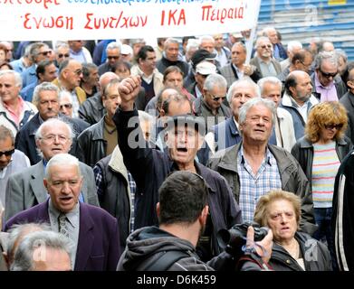 Athènes, Grèce. 19 avril 2013. Les retraités crier des slogans lors d'une marche de protestation à Athènes. Environ 2 000 retraités ont défilé à la Villa Maximos, la résidence officielle du Premier Ministre de la Grèce pour protester contre les réductions des pensions à la hausse des impôts. Photo : Giorgos Nikolaidis/Art de Focus/Alamy Live News Banque D'Images