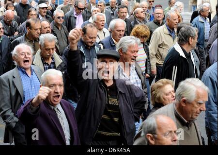 Athènes, Grèce. 19 avril 2013. Les retraités crier des slogans lors d'une marche de protestation à Athènes. Environ 2 000 retraités ont défilé à la Villa Maximos, la résidence officielle du Premier Ministre de la Grèce pour protester contre les réductions des pensions à la hausse des impôts. Photo : Giorgos Nikolaidis/Art de Focus/Alamy Live News Banque D'Images