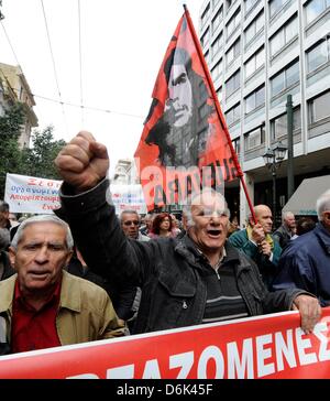 Athènes, Grèce. 19 avril 2013. Les retraités crier des slogans lors d'une marche de protestation à Athènes. Environ 2 000 retraités ont défilé à la Villa Maximos, la résidence officielle du Premier Ministre de la Grèce pour protester contre les réductions des pensions à la hausse des impôts. Photo : Giorgos Nikolaidis/Art de Focus/Alamy Live News Banque D'Images