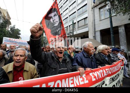 Athènes, Grèce. 19 avril 2013. Les retraités crier des slogans lors d'une marche de protestation à Athènes. Environ 2 000 retraités ont défilé à la Villa Maximos, la résidence officielle du Premier Ministre de la Grèce pour protester contre les réductions des pensions à la hausse des impôts. Photo : Giorgos Nikolaidis/Art de Focus/Alamy Live News Banque D'Images