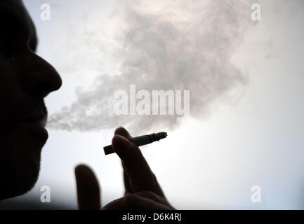 (Afp) - Une archive photo illustration montre la silhouette d'un homme fumant une cigarette à Hambourg, Allemagne. Photo : Marcus Brandt Banque D'Images