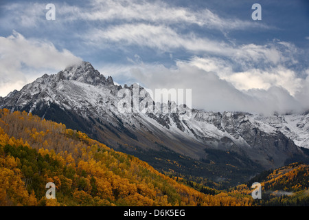 Mount Sneffels avec une mince couche de neige à l'automne, l'Uncompahgre National Forest, Colorado, États-Unis d'Amérique Banque D'Images