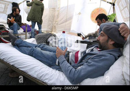 Les Iraniens se reposer sur les lits dans un pavillon à Würzburg, Allemagne, 03 avril 2012. Pendant plus de deux semaines, les Iraniens ont entamé une grève de la faim. Ils souhaitent attirer l'attention sur les traitements longs de demandes d'asile et la situation dans les foyers communautaires. Ils veulent aussi être reconnus comme réfugiés politiques. Photo : Karl Josef OPIM Banque D'Images