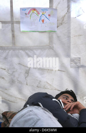 Un iranien repose sur un lit dans un pavillon à Würzburg, Allemagne, 03 avril 2012. Pendant plus de deux semaines, les Iraniens ont entamé une grève de la faim. Ils souhaitent attirer l'attention sur les traitements longs de demandes d'asile et la situation dans les foyers communautaires. Ils veulent aussi être reconnus comme réfugiés politiques. Photo : Karl Josef OPIM Banque D'Images