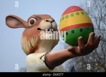 Un lapin de Pâques géant se dresse à côté du jardin de Britz à Berlin, Allemagne, 03 avril 2012. Il milite pour le 58e festival des fleurs arbre Britz allant de 04 à 22. Avril. Photo : Rainer Jensen Banque D'Images