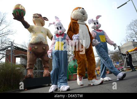 Habillés comme des lapins de Pâques les gens de la campagne du 58e festival des fleurs arbre Britz à côté du jardin de Britz à Berlin, Allemagne, 03 avril 2012. Le festival est ouvert de 04 à 22. Avril. Photo : Rainer Jensen Banque D'Images