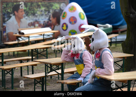 Habillés comme des lapins de Pâques les gens de la campagne du 58e festival des fleurs arbre Britz à côté du jardin de Britz à Berlin, Allemagne, 03 avril 2012. Le festival est ouvert de 04 à 22. Avril. Photo : Rainer Jensen Banque D'Images