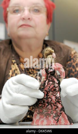 Le personnel du musée Monika Herzog présente une poupée faite au camp de concentration de femmes Ravensbrueck à Ravensbrueck memorial place's museum, Allemagne, 27 février 2012. Photo : Bernd Settnik Banque D'Images