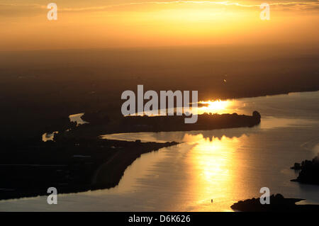 (Dossier) une archive photo aérienne en date du 19 septembre 2011 montre les zones du port et de l'Elbe au coucher du soleil à Hambourg, Allemagne. Le gouvernement de l'état de Basse-Saxe a approuvé l'approfondissement de l'Elbe le 03 avril 2012. Photo : CHRISTIAN CHARISIUS Banque D'Images