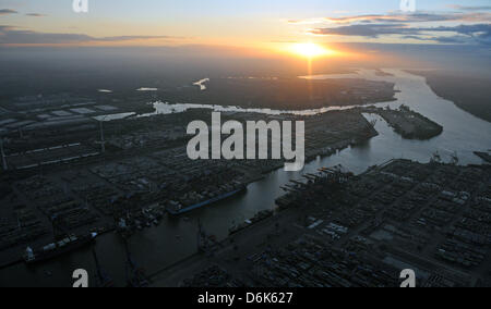 (Dossier) une archive photo aérienne en date du 19 septembre 2011 montre les zones du port et de l'Elbe au coucher du soleil à Hambourg, Allemagne. Le gouvernement de l'état de Basse-Saxe a approuvé l'approfondissement de l'Elbe le 03 avril 2012. Photo : CHRISTIAN CHARISIUS Banque D'Images