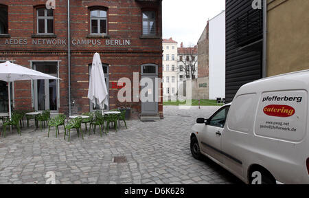 La cour intérieure de l'enceinte de l'ancienne 'usine' Pefferberg est photographié à Berlin, Allemagne, 03 avril 2012. Le controversé projet culturel Musée Guggenheim Lab arrive à Berlin en dépit d'être rejeté à l'emplacement. La Fondation Guggenheim américaine a annoncé qu'elle accueillera son laboratoire de recherche sur l'ancienne usine de motifs dans le Pfefferberg Pren Banque D'Images