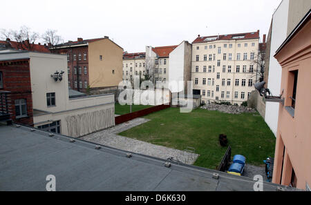 La cour intérieure de l'enceinte de l'ancienne 'usine' Pefferberg est photographié à Berlin, Allemagne, 03 avril 2012. Le controversé projet culturel Musée Guggenheim Lab arrive à Berlin en dépit d'être rejeté à l'emplacement. La Fondation Guggenheim américaine a annoncé qu'elle accueillera son laboratoire de recherche sur l'ancienne usine de motifs dans le Pfefferberg Pren Banque D'Images