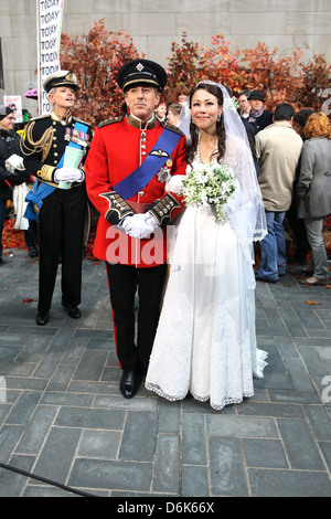 Matt Lauer et Ann Curry s'habiller comme le Prince William et Catherine, duchesse de Cambridge aka Kate Middleton pour une Halloween Banque D'Images