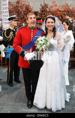 Matt Lauer et Ann Curry s'habiller comme le Prince William et Catherine, duchesse de Cambridge aka Kate Middleton pour une Halloween Banque D'Images