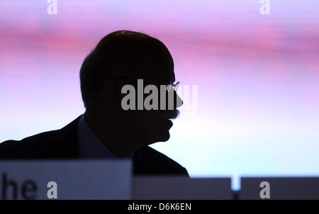 Pdg de constructeur automobile Daimler Dieter Zetsche assiste à l'assemblée générale annuelle de la Daimler AG à Berlin, Allemagne, 04 avril 2012. Noter les résultats aideront Zetsche défendre sa stratégie par laquelle il prévoit de doubler son rival BMW et Audi en 2020. Photo : RAINER JENSEN Banque D'Images