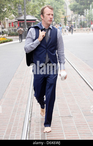 Thomas Jane marche pieds nus des stars au bosquet de filmer une comparution pour le programme de télévision de divertissement 'Extra' Los Angeles, Californie - 22.09.11 Banque D'Images