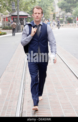 Thomas Jane marche pieds nus des stars au bosquet de filmer une comparution pour le programme de télévision de divertissement 'Extra' Los Angeles, Californie - 22.09.11 Banque D'Images