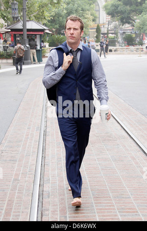 Thomas Jane marche pieds nus des stars au bosquet de filmer une comparution pour le programme de télévision de divertissement 'Extra' Los Angeles, Californie - 22.09.11 Banque D'Images