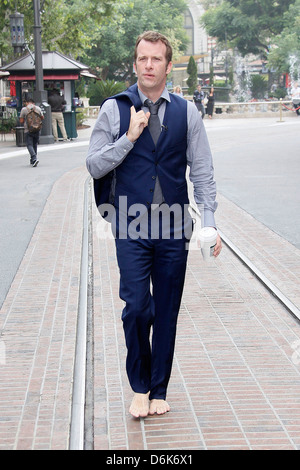 Thomas Jane marche pieds nus des stars au bosquet de filmer une comparution pour le programme de télévision de divertissement 'Extra' Los Angeles, Californie - 22.09.11 Banque D'Images