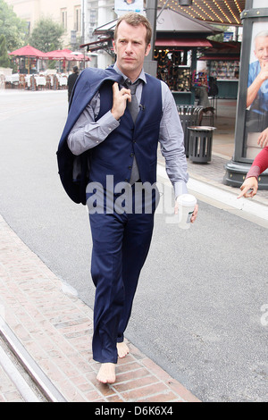 Thomas Jane marche pieds nus des stars au bosquet de filmer une comparution pour le programme de télévision de divertissement 'Extra' Los Angeles, Californie - 22.09.11 Banque D'Images