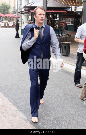 Thomas Jane marche pieds nus des stars au bosquet de filmer une comparution pour le programme de télévision de divertissement 'Extra' Los Angeles, Californie - 22.09.11 Banque D'Images