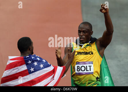 Usain Bolt médaille d'or (R) et de bronze olympique Justin Gatlin de USA célébrer après la finale du 100 m hommes durant les Jeux Olympiques de Londres en 2012 l'athlétisme, l'athlétisme au Stade Olympique, Londres, Grande-Bretagne, 05 août 2012. Photo : Friso Gentsch dpa Banque D'Images