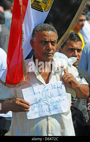 Protestation égyptiens pour la fin de la fraternité de mousseline au Caire, Égypte, 24 août 2012. De nombreux groupes de l'opposition protestent dans la capitale égyptienne, le vendredi. Ils s'insurgent contre le renforcement de l'influence des Frères musulmans avec la nomination de Mohammed Morsi en tant que président. Photo : Matthias Toedt Banque D'Images