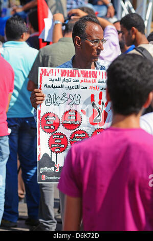 Protestation égyptiens pour la fin de la fraternité de mousseline au Caire, Égypte, 24 août 2012. De nombreux groupes de l'opposition protestent dans la capitale égyptienne, le vendredi. Ils s'insurgent contre le renforcement de l'influence des Frères musulmans avec la nomination de Mohammed Morsi en tant que président. Photo : Matthias Toedt Banque D'Images