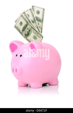 Pink piggy bank farci de 100 dollar bills isolated on white Banque D'Images