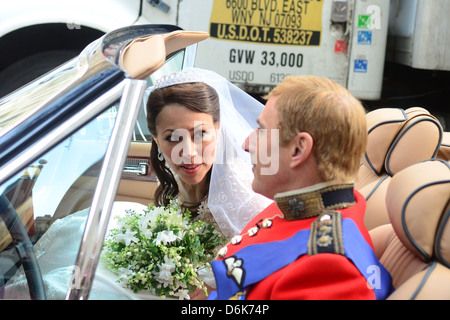 Matt Lauer et Ann Curry s'habiller comme le Prince William et Catherine, duchesse de Cambridge aka Kate Middleton pour un thème de l'Halloween 'aujourd'hui' show du Rockefeller Center New York City, USA - 31.10.11 Banque D'Images